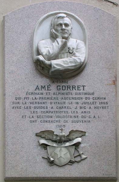 Targa dedicata al reverendo Amé Gorret sul sagrato della chiesa di Valtournenche