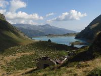 Lago, diga e cappella di Cignana, in lontananza il rifugio Barmasse
