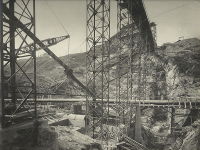 Pontile e scavo taglione della diga di Cignana (1927)