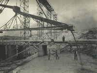 Gettata del calcestruzzo nel muro della diga di Cignana (1927)