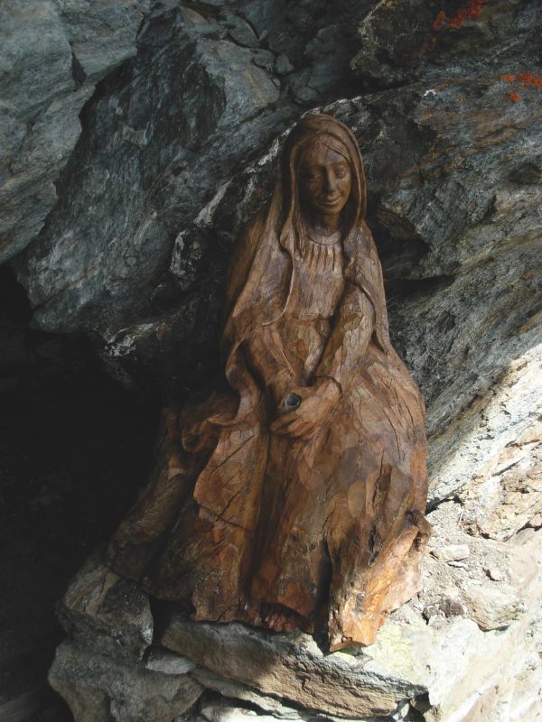 Madonnina di Paletta, opera di Siro Viérin, sulla strada per il rifugio Mont Fallère