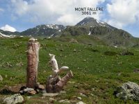 La volpe ed il picchio sculture sulla strada per il rifugio Mont Fallère