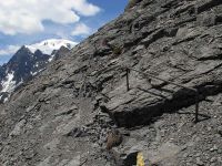 Sentiero per il Rifugio Chiarella Amiante scavato nella roccia