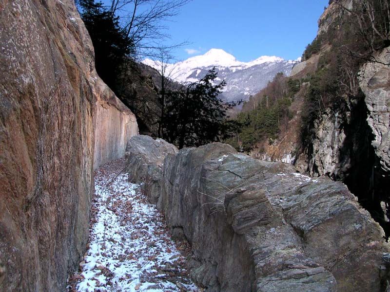 Il canale romano scavato nella roccia con sullo sfondo il Mont Fallère