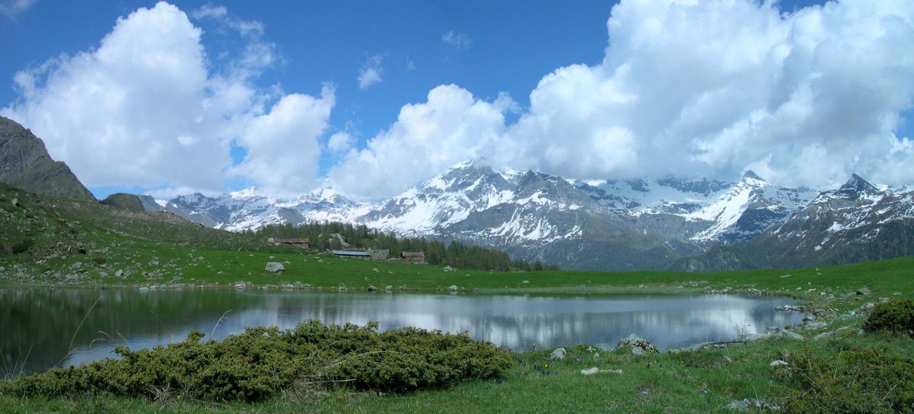 Panorama dal lago di Cortina, sulla sinistra il villaggio omonimo